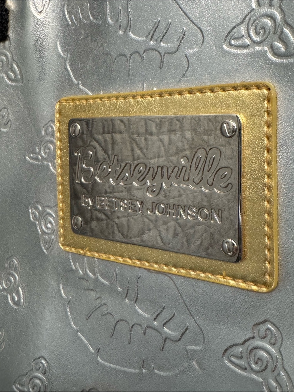 Betseyville Silver Metallic Laptop Bag Embossed Lip and Flaral Pattern - Picture 5 of 7
